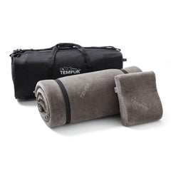 TEMPUR-matkasetti sisältää TEMPUR-sijauspatjan (3,5 cm) ja TEMPUR-matkatyynyn, joissa harmaa veluuriverhoilu.