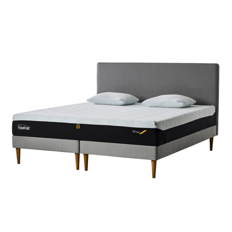 TEMPUR® Stay -vuoderungot harmaana ja TEMPUR® Pro 21 SmartCool -patja. Kuvan sängynpääty ja tyynyt myydään erikseen.