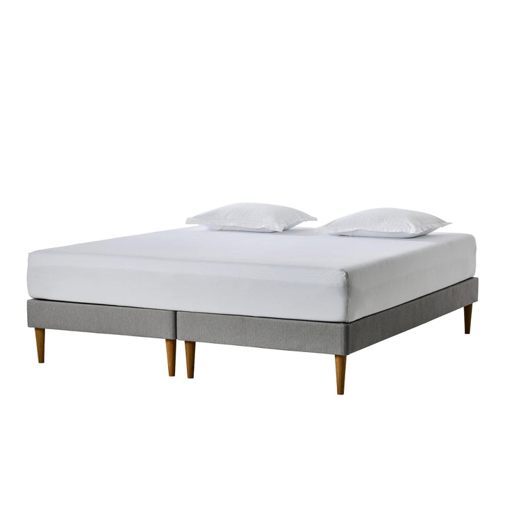 TEMPUR® Stay -vuoderungot harmaana ja TEMPUR® Pro 21 SmartCool -patja aluslakanalla. Kuvan lakanat ja tyynyt eivät kuulu sänkypaketin hintaan.