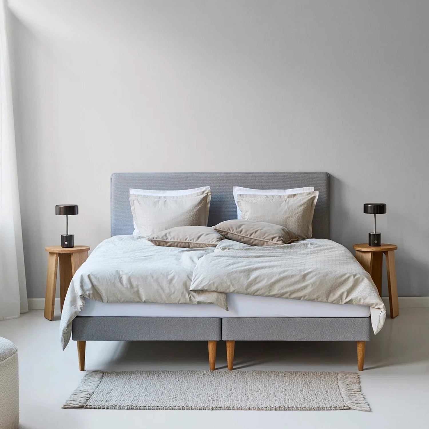 Kuvassa on pedattuna harmaa 160 x 200 cm Tempur Stay-vuoderunkosänkypaketti Tempur Pro 21 SmartCool patjalla. Erikseen myytävä sängynpääty viimeistelee kokonaisuuden sisustuksellisen kauniiksi.