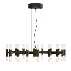 Tribute-kattovalaisin mattamustalla rungolla, ylellisillä messinkiyksityiskohdilla ja eleganteilla opaalivalkoisilla valaisinputkilla. Kattokruunu on TRIAC-himmennettävä.