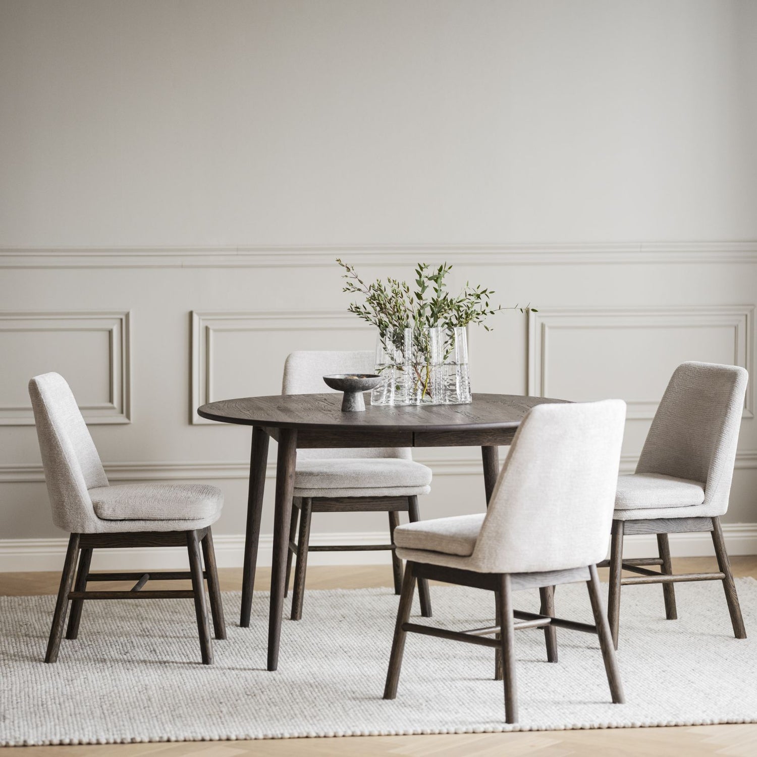 Ruskea Tyler-ruokapöytä 120 cm. (Kuvassa myös Rowicon Amesbury-tuoleja, myydään erikseen).