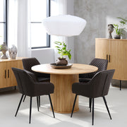 Kuvassa on tammenvärinen Nola-ruokapöytä, johon on yhdistetty neljä ruokapöydän tuolia.