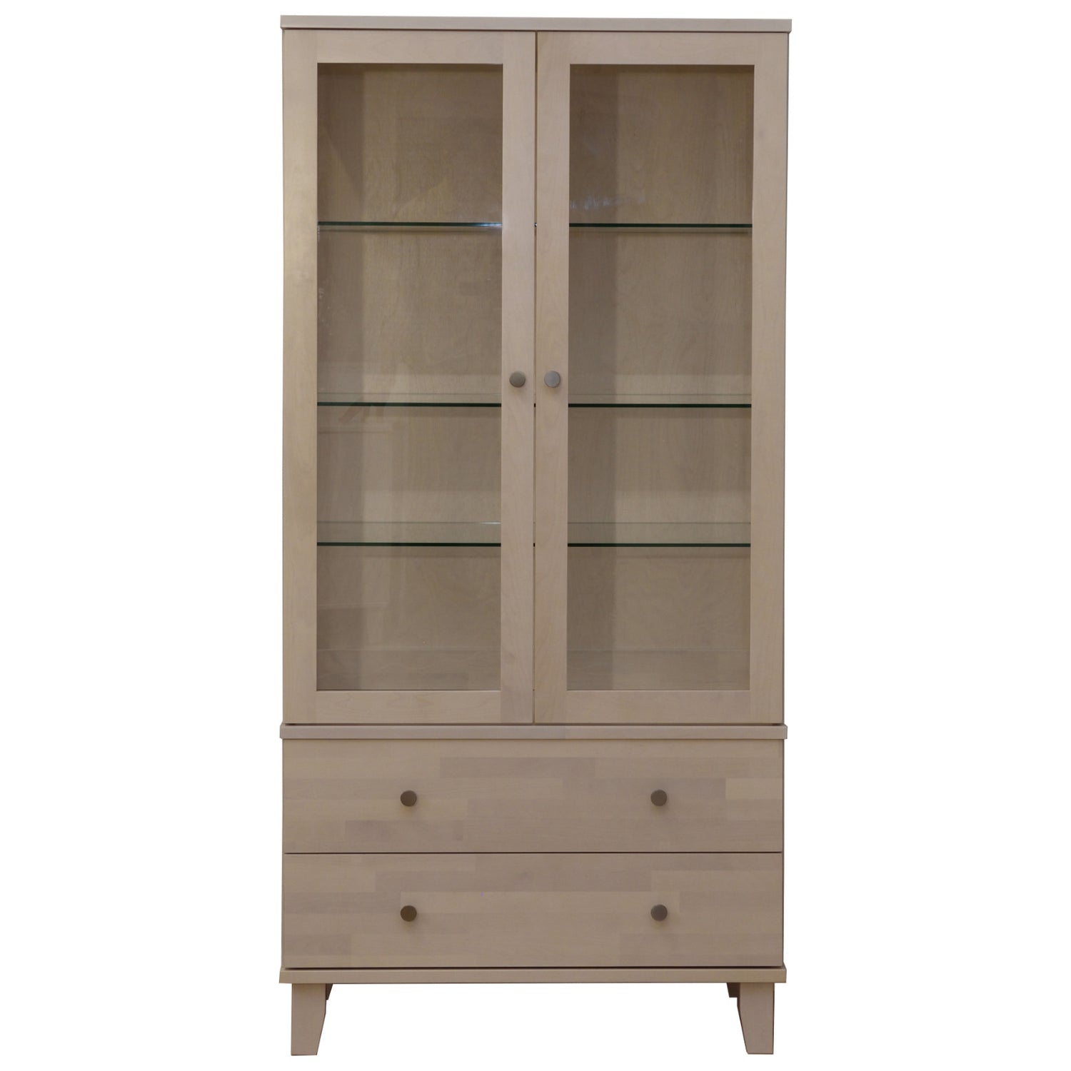 Valkolakattu Vuokatti-vitriini. Vitriinissä on lasikaappi lasihyllyillä, alaosan isot laatikot, sekä nikkelinväriset D26-nuppivetimet.