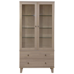 Valkolakattu Vuokatti-vitriini. Vitriinissä on lasikaappi lasihyllyillä, alaosan isot laatikot, sekä nikkelinväriset D26-nuppivetimet.