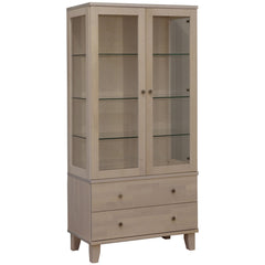 Valkolakattu Vuokatti-vitriini. Vitriinissä on lasikaappi lasihyllyillä, alaosan isot laatikot, sekä nikkelinväriset D26-nuppivetimet.