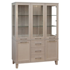 Kuultovalkoinen Vuokatti-vitriini. Vitriinissä on lasikaapisto lasihyllyillä,   alaosan tilava senkki kaappien peiliovilla, sekä pitkänmalliset RST-vetimet.