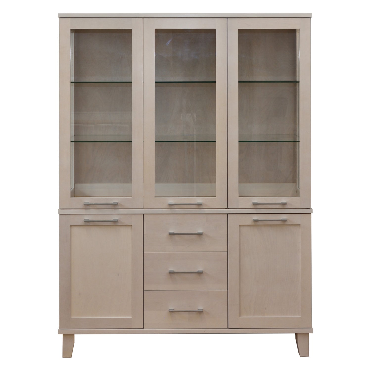 Kuultovalkoinen Vuokatti-vitriini. Vitriinissä on lasikaapisto lasihyllyillä,  alaosan tilava senkki kaappien peiliovilla, sekä pitkänmalliset RST-vetimet.