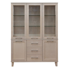 Kuultovalkoinen Vuokatti-vitriini. Vitriinissä on lasikaapisto lasihyllyillä,  alaosan tilava senkki kaappien peiliovilla, sekä pitkänmalliset RST-vetimet.