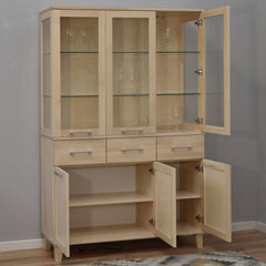 Kuvassa on valkolakattu Vuokatti-vitriini. Vitriinissä on lasikaapisto lasihyllyillä, alaosan tilava senkki kaappien peiliovilla, sekä pitkänmalliset RST-vetimet. Vitriinin sisällä olevat valot/viinilasit eivät kuulu senkin hintaan.