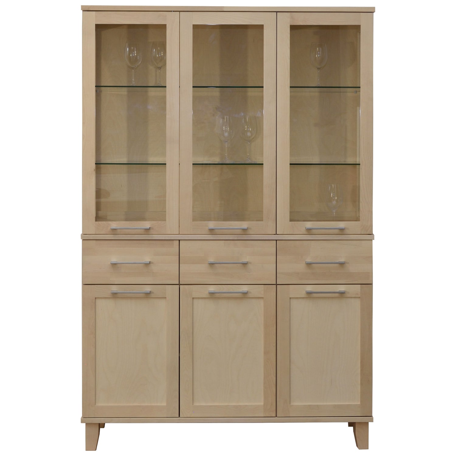 Valkolakattu Vuokatti-vitriini. Vitriinissä on lasikaapisto lasihyllyillä, alaosan tilava senkki kaappien peiliovilla, sekä pitkänmalliset RST-vetimet. Lasikaapin sisällä olevat valot/viinilasit eivät kuulu senkin hintaan.