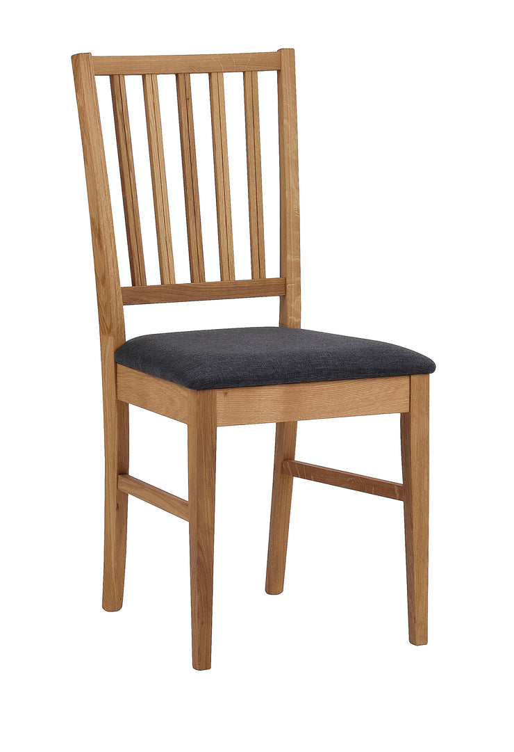 Filippa-tuoli tammenvärisenä ja tummanharmaalla istuimen kangasverhoilulla.