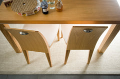 Esmeralda-maton loimi on huovutettua villaa ja kude paperinarua. Kuvassa valkoinen matto.