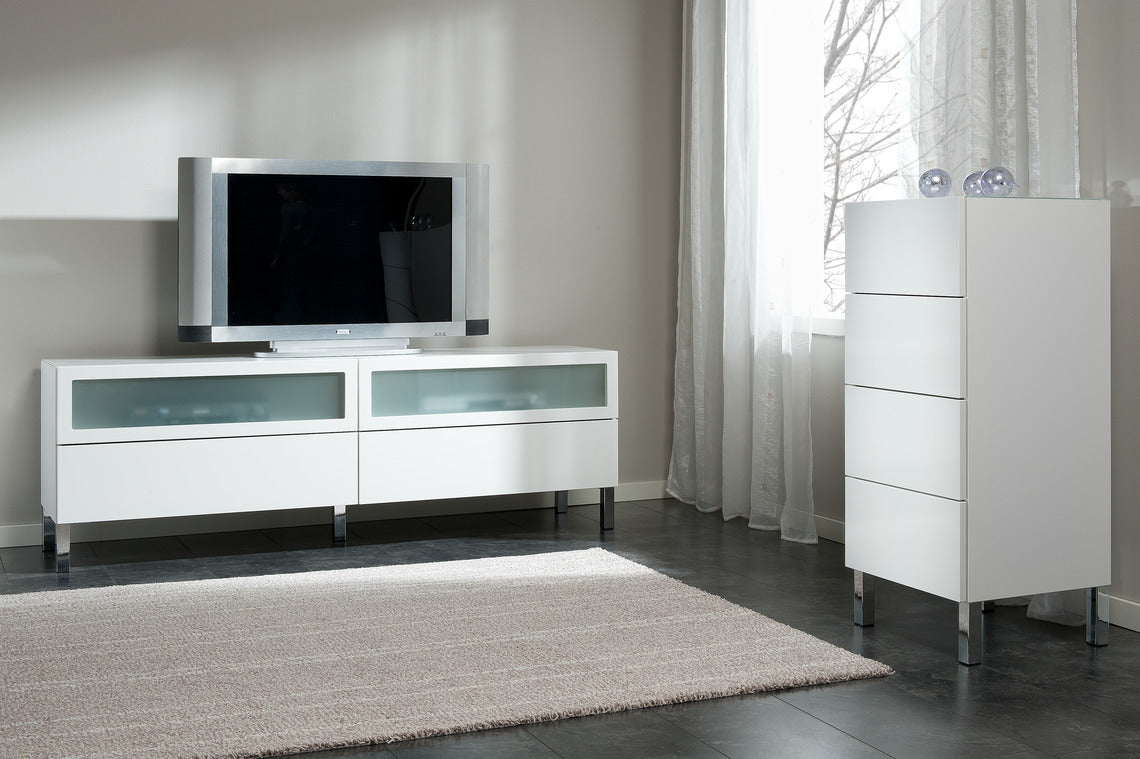 Lipasto on helppo yhdistää kokonaisuudeksi myös muihin Lumo-sarjan ylellisen valkoisiin kalusteisiin. Lipaston päällä on aitopaikka koriste-esineille.