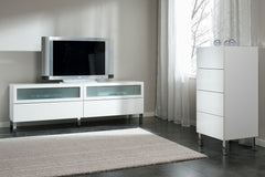 Lipasto on helppo yhdistää kokonaisuudeksi myös muihin Lumo-sarjan ylellisen valkoisiin kalusteisiin. Lipaston päällä on aitopaikka koriste-esineille.