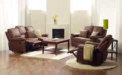 Mekanismisohvan voi yhdistää helposti muihin Denver-tuotteisiin, joissa on myös recliner-mekanismi. Kuvan sohvissa ja nojatuolissa on ruskea kangasverhoilu.