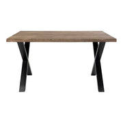 Tammisaari-pöydässä on mustat metalliset ristikkojalat. Kuvan pöydän koko 140 x 95 cm.