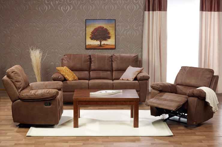 Nojatuolin voi yhdistää helposti muihin Denver-tuotteisiin, joissa on myös recliner-mekanismi. Kuvan sohvassa ja nojatuoleissa on ruskea kangasverhoilu.
