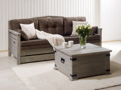 Linnea-arkkupydässä on ilmeikkäät käsintehdyt helat.