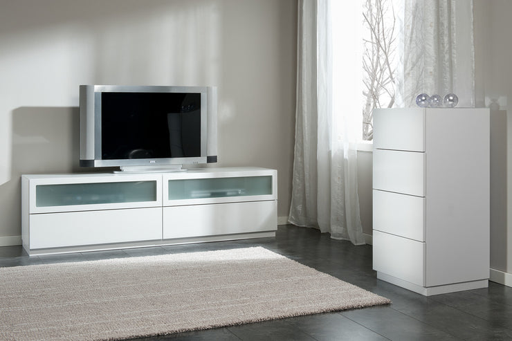 Leveä tv-taso on helppo yhdistää kokonaisuudeksi muiden Lumo-sarjan ylellisen valkoisten kalusteiden kanssa.