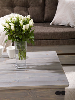 Linnea-kalusteissa on harjattu antiikkikäsitelty ja silkinhimmeällä vahalla viimeistelty pinta.