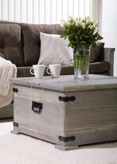 Linnea-arkkupöytä on sopiva laskutaso ja sohvapöytä.