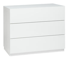 Kuvassa on 92 cm leveä korkeakiiltovalkoinen Lumo-lipasto valkoisella jalkasokkelilla. Sarjan tuotteissa on valkoinen lasikansi.