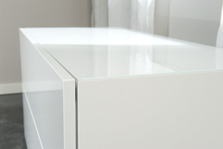 Valkoiset lasikannet viimeistelevät ylellisen valkoiset Lumo-sarjan kalusteet upeasti. Pikkulaatikosto käy hyvin myös yöpöydäksi.