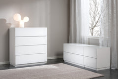 Laatikosto on helppo yhdistää myös muiden Lumo-sarjan ylellisen valkoisten kalusteiden kanssa kokonaisuudeksi.