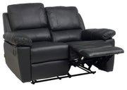 Denver-sohvan recliner-istuimissa jalkarahin saa nostettua ylös ja selkänojan laskettua taakse. Kuvan sohvassa on musta nahkaverhoilu.