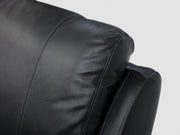 Vaaleampi tikkauslanka tuo kontrastia Denver-sohvien ulkonäköön. Kuvassa yksityiskohta mustasta nahkaverhoilusta.