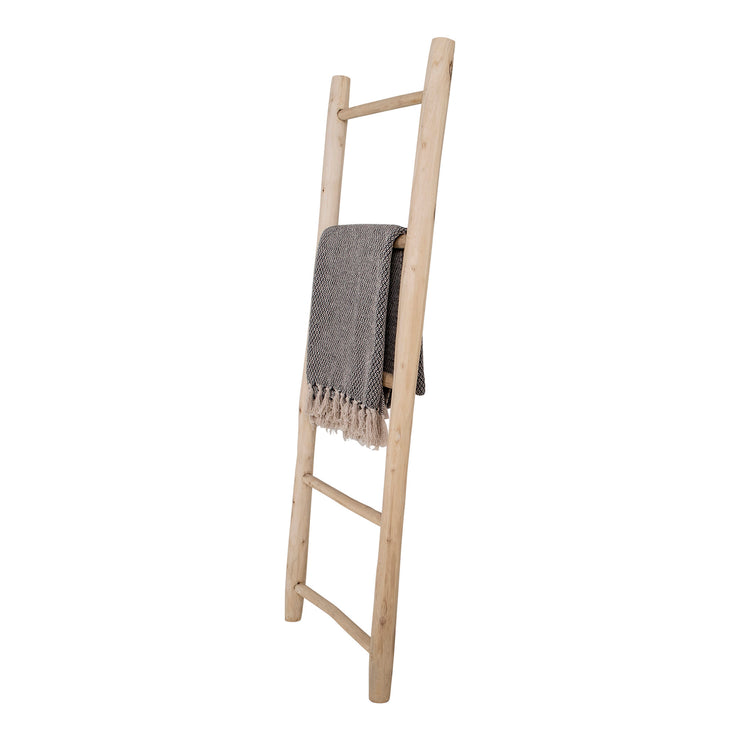 Teak-tikkaat ovat 150 cm korkeat.