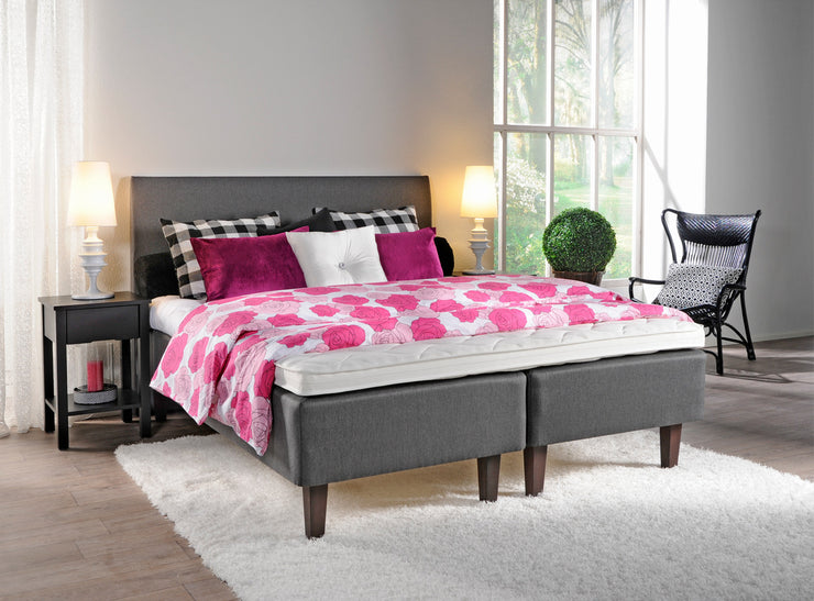 Sängynpääty antaa vuoteelle tyylikkään ilmeen ja suojaa samalla seinää likaantumiselta. Kuvassa on 160 cm leveä Aalto-pääty harmaalla verhoilulla.