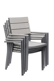 Suvi Aintwood -tuolit voidaan pinota ja näin säästää tilaa talvisäilytyksessä. Kuvan tuolien väri harmaa.