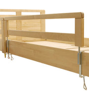 Kestävästä koivusta valmistettu Seniori-sängyn sivulaitaan kiinnitettävä turvalaita. Turvalaita on helppo asentaa ja sen paikkaa voi vaihtaa ilman, että se jättää jälkiä.