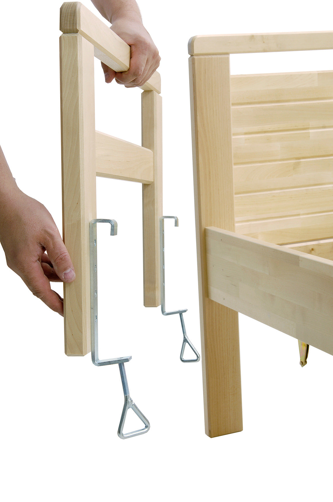 Seniori-nousutuki on helppo kiinnittää Seniori-sängyn laitaan.