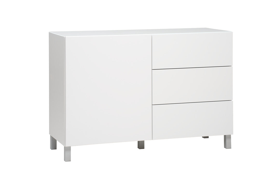 Kuvassa on 120 cm leveä korkeakiiltovalkoinen Lumo-senkki hopeanvärisillä alumiinijaloilla. Sarjan tuotteissa on valkoinen lasikansi.