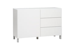 Kuvassa on 120 cm leveä korkeakiiltovalkoinen Lumo-senkki hopeanvärisillä alumiinijaloilla. Sarjan tuotteissa on valkoinen lasikansi.