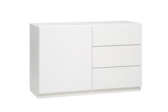 Kuvassa on 120 cm leveä korkeakiiltovalkoinen Lumo-senkki valkoisella jalkasokkelilla. Sarjan tuotteissa on valkoinen lasikansi.