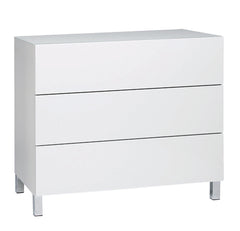 Kuvassa on 92 cm leveä korkeakiiltovalkoinen Lumo-lipasto hopeanvärisillä alumiinijaloilla. Sarjan tuotteissa on valkoinen lasikansi.