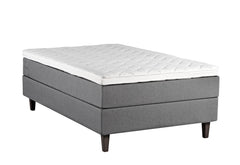 Harmaa Meri-jenkkisänky wengenvärisillä Royal-tammijaloilla ja profiloidulla sijauspatjalla.