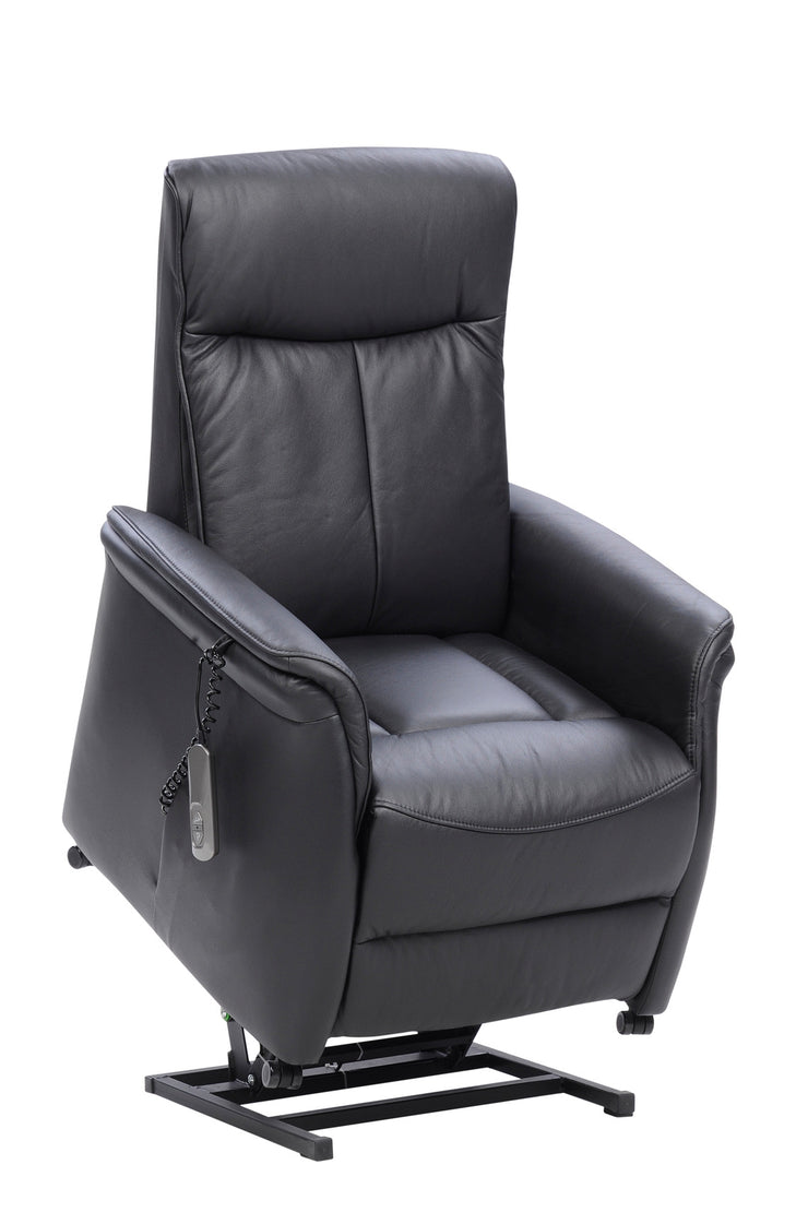 Maarit-seniorituolin nousuavustin helpottaa tuolille istumista ja siitä nousemista. Kuvan tuolissa on musta nahkaverhoilu.