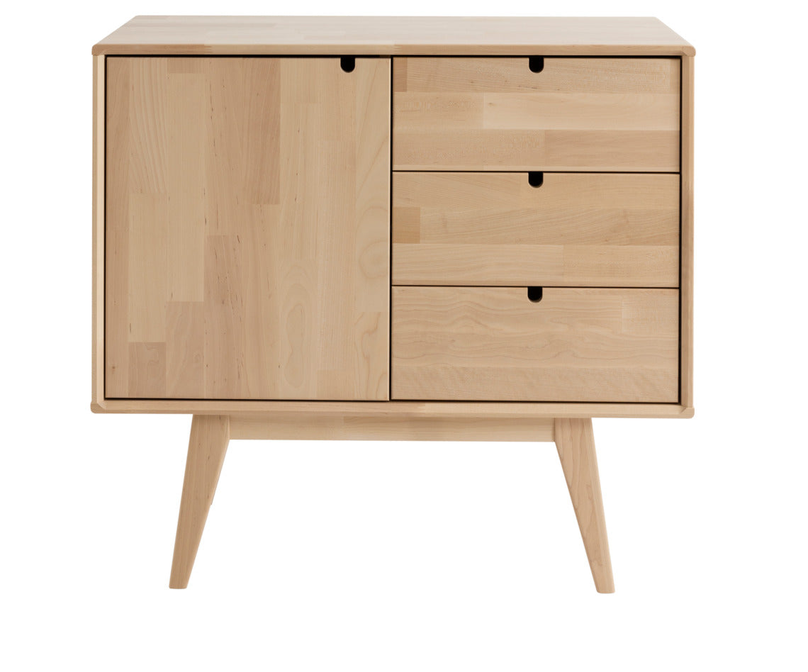 Luonnonvärinen matala ja leveä Notte-lipasto lakattua koivua. Lipastossa on paljon säilytystilaa kaapin ja laatikoiden muodossa. 