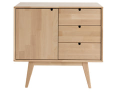 Luonnonvärinen matala ja leveä Notte-lipasto lakattua koivua. Lipastossa on paljon säilytystilaa kaapin ja laatikoiden muodossa. 