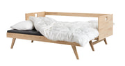 Notte-puusohva levitettynä ja pedattuna vuoteeksi, jonka leveys on 140 cm. Levon -taittopatjasarja myydään erikseen.