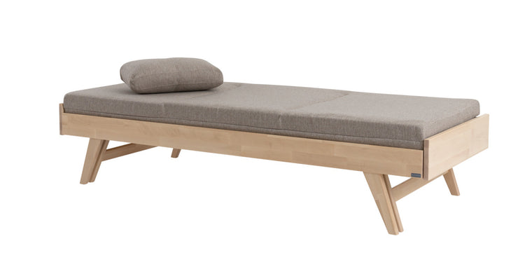Notte divaani-puusohva on kätevä sänky. Vuodesohva on levitettävissä myös kahdelle, 140 cm leveäksi vuoteeksi. Levon -taittopatjasarja myydään erikseen.