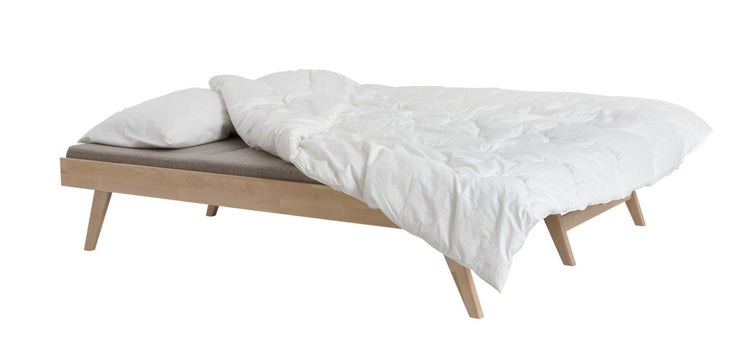 Notte divaani-puusohva on kätevä sänky yhdelle tai levitettynä kahdelle. Levon-taittopatjasarja myydään erikseen.