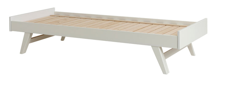 Notte divaani-puusohva on monipuolinen ilman käsinojia. Vuodesohva on levitettävissä 140 cm leveäksi vuoteeksi.