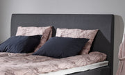 Aalto-sängynpäädyssä on sama verhoilu, kuin Aalto- ja Meri-mallistojen patjoissa. Kuvassa harmaa väri.