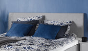 Aalto-sängynpäädyssä on sama verhoilu, kuin Aalto- ja Meri-mallistojen patjoissa. Kuvassa vaaleanharmaa väri.